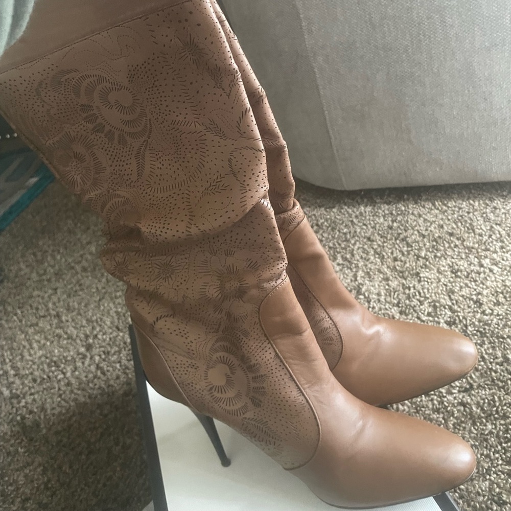 Beautiful tan leather Burberry boots with black heel in excellent condition